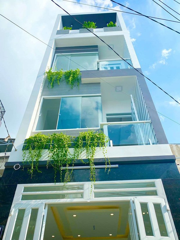 Căn biệt thự 3 tầng sang trọng, tiện nghi và được trồng nhiều cây xanh