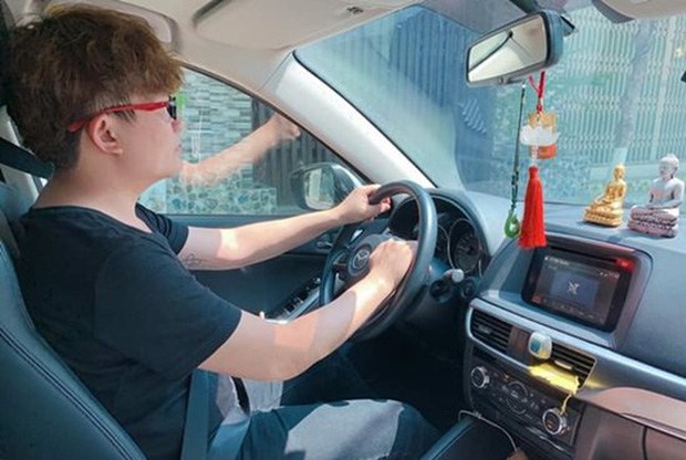 Lần hiếm hoi Đại Nghĩa chia sẻ hình ảnh lái xe hơi trên trang cá nhân