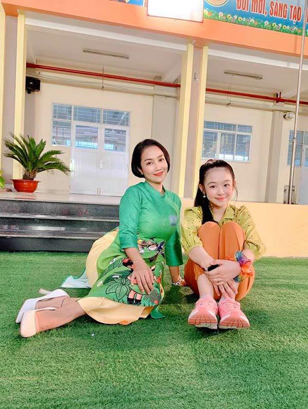 Bé gái Cần Thơ chuyên đọ sắc các Hoa hậu, chụp cùng Ốc Thanh Vân lại bị hiểu nhầm - 7