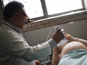 Bà bầu - Mẹ bế bụng bầu 42 tuần đi khám, bác sĩ vội vã siêu âm rồi tức giận bỏ ra ngoài