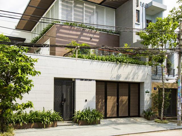Nhờ nhân viên bất động sản trông coi hộ biệt thự, 4 năm sau trở về cô gái sốc nặng