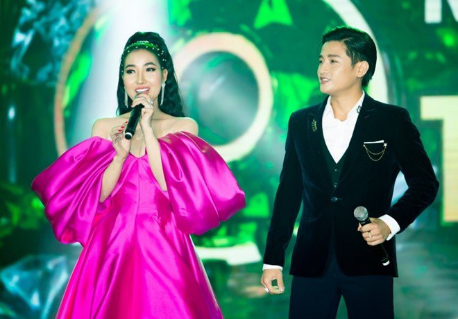 Danh ca Ngọc Sơn amp;#34;sung hết mìnhamp;#34; chúc mừng vợ chồng học trò Đỗ Minh Quân - 1