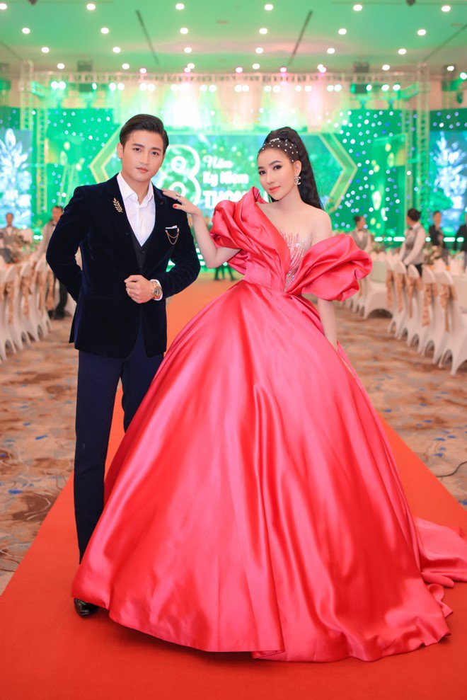 Danh ca Ngọc Sơn amp;#34;sung hết mìnhamp;#34; chúc mừng vợ chồng học trò Đỗ Minh Quân - 11