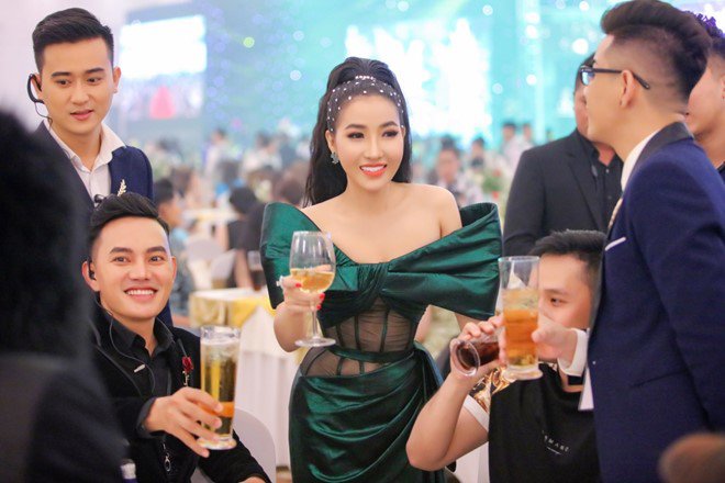 Danh ca Ngọc Sơn amp;#34;sung hết mìnhamp;#34; chúc mừng vợ chồng học trò Đỗ Minh Quân - 13