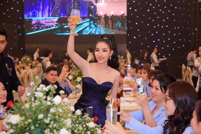 Danh ca Ngọc Sơn amp;#34;sung hết mìnhamp;#34; chúc mừng vợ chồng học trò Đỗ Minh Quân - 15