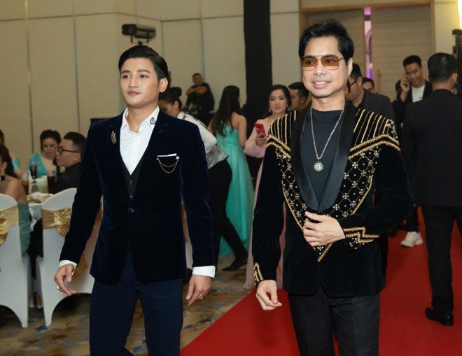 Danh ca Ngọc Sơn amp;#34;sung hết mìnhamp;#34; chúc mừng vợ chồng học trò Đỗ Minh Quân - 2