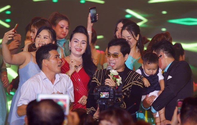 Danh ca Ngọc Sơn amp;#34;sung hết mìnhamp;#34; chúc mừng vợ chồng học trò Đỗ Minh Quân - 3