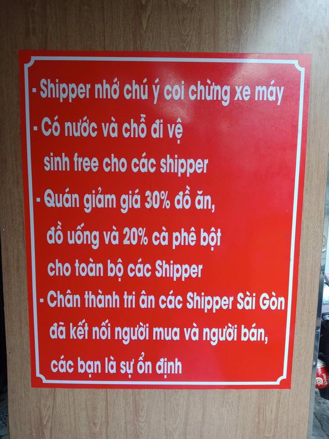 Đến cửa hàng mua đồ ăn cho khách, shipper xúc động khi đọc dòng thông báo trên tường - 1