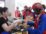 Tin tức - Đến cửa hàng mua đồ ăn cho khách, shipper xúc động khi đọc dòng thông báo trên tường