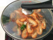 Bếp Eva - Luộc tôm, dùng nước sôi, lạnh hay ấm? Nhiều người làm sai nên tôm khô tanh