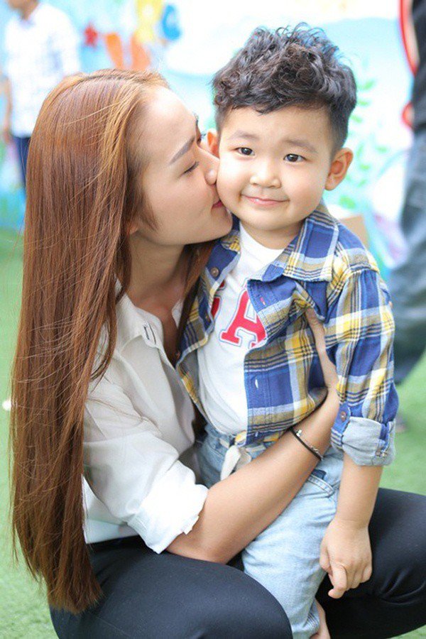 3 sao Việt mang bầu tuổi đôi mươi, riêng amp;#34;Thần tượng tuổi thơamp;#34; sau sinh phá tướng khó nhận ra - 4