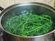 Sức khỏe - Ai cũng vắt chanh, dầm sấu khi luộc rau muống mà không biết thêm thứ này mới là tốt nhất
