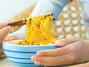 Ăn mì tôm bao năm nhưng bạn đã biết vì sao sợi mì lại lượn sóng chưa?