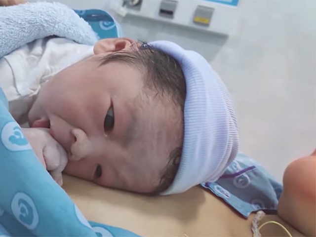 Lục thùng rác, cô giáo bất ngờ phát hiện có thai, sinh xong đơ người nghe chồng nói