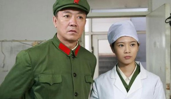 bi kich sao nu lay chong tre nhung bi danh dap, mac ung thu van phai dong phim kiem tien - 1