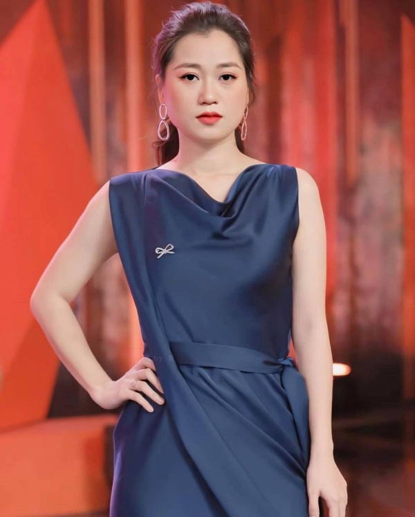 dien vay cup nguc xe bao khoe lung tran, lam vy da lam hoi chi em showbiz bai phuc - 11