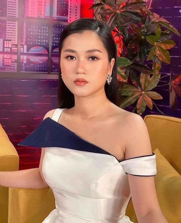 dien vay cup nguc xe bao khoe lung tran, lam vy da lam hoi chi em showbiz bai phuc - 12