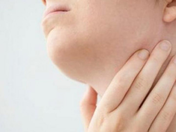 Đau họng nhiều ngày sau khi ăn sashimi, người phụ nữ kinh hãi khi bác sĩ gắp ra vật này