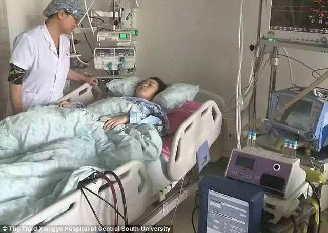 Cô gái ngừng tim trong 3 ngày vì thường xuyên thức khuya dùng điện thoại - 1