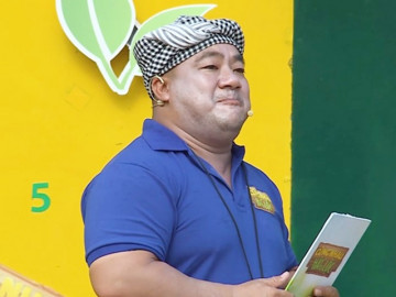 Diễn viên Bỗng dưng muốn khóc bị chê tơi tả vì make-up quá trắng khi dẫn gameshow