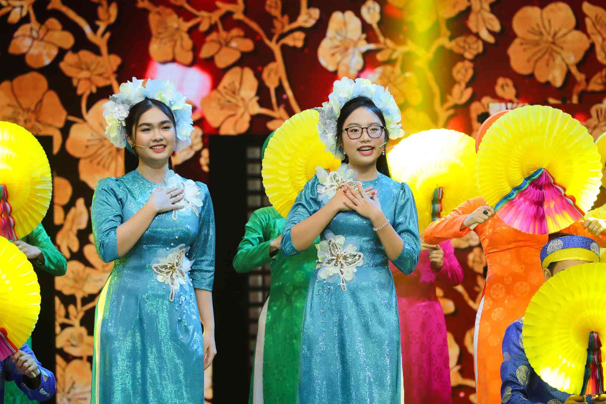 Cặp đôi nhiều lần biểu diễn cùng trên sân khấu trong nhiều chương trình truyền hình. Cùng có xuất phát điểm từ chương trình Giọng hát Việt nhí, sau hơn 6 năm, cả Phương Mỹ Chi và Thiện Nhân đều có sự thay đổi lớn về ngoại hình, trở thành những thiếu nữ phổng phao, xinh đẹp.