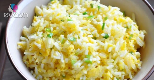 Rang cơm trứng làm sao để hạt không bị dính nhau và đây là câu trả lời ...