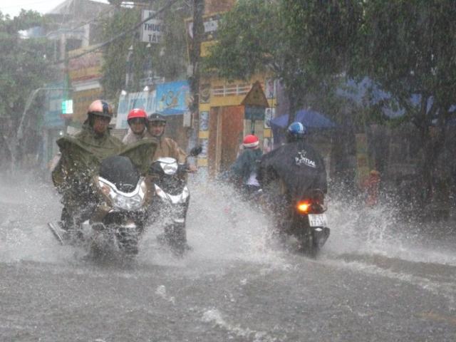 Áp thấp trên biển Đông mạnh lên, gây mưa kéo dài nhất từ đầu năm ở miền Bắc