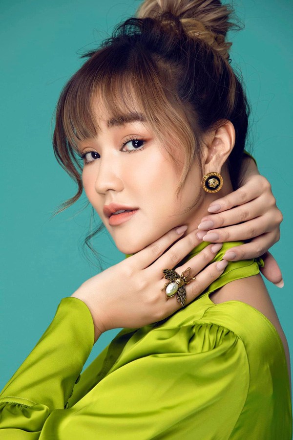 Nhan sắc thực sự sau khi nghiện thẩm mỹ của người đẹp không đội trời chung với Hồ Ngọc Hà - 9