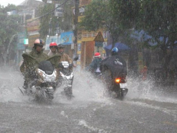 Áp thấp trên biển Đông mạnh lên, gây mưa kéo dài nhất từ đầu năm ở miền Bắc