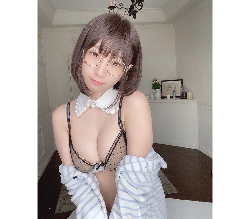 Được biết, ngoài là một hot girl, Iori Moe còn nổi tiếng là một nữ cosplayer được cư dân mạng Nhật nói chung và cộng đồng game thủ nói riêng yêu thích. Những hình ảnh cosplay với vẻ ngoài đầy gợi cảm cứ thi thoảng lại được cô nàng chia sẻ lên mạng xã hội.
