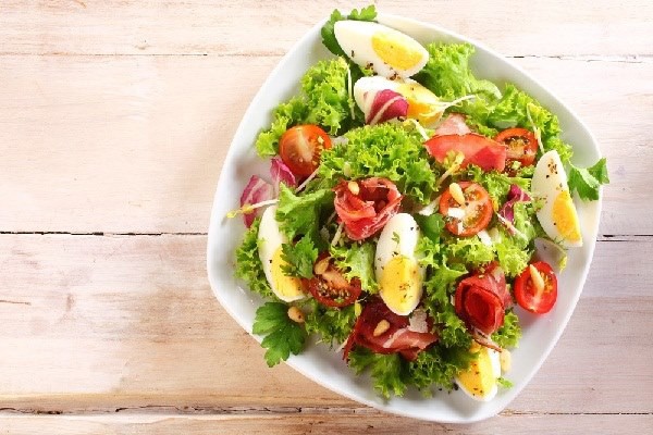 Ngày 3 bữa ăn salad giảm cân, nữ sinh nhập viện cấp cứu vì không chú ý tới điều này - 1