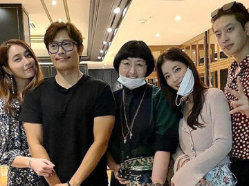 Giữa lúc người cũ Song Hye Kyo dính tin tình ái, Lee Byung Hun và vợ quấn quýt không rời