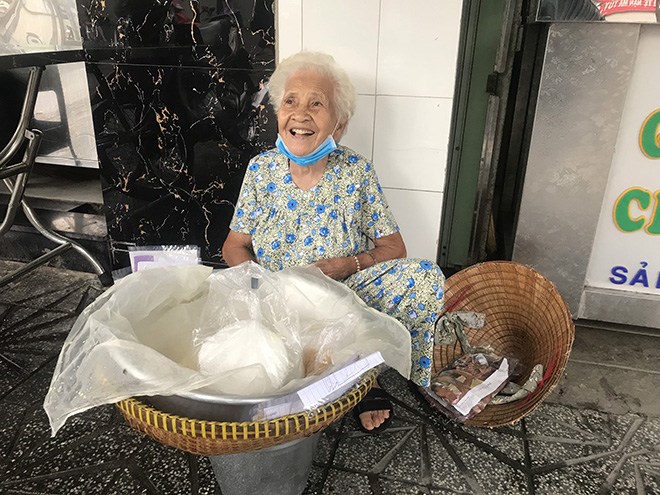 Cụ bà 93 tuổi và gánh xôi góc vỉa hè Sài Gòn: Chỉ cần đi bán là thấy khỏe người - 3