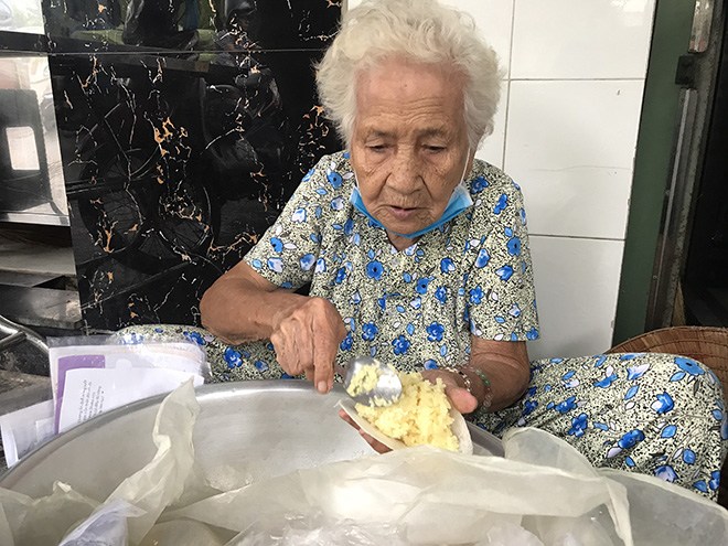 Cụ bà 93 tuổi và gánh xôi góc vỉa hè Sài Gòn: Chỉ cần đi bán là thấy khỏe người - 2
