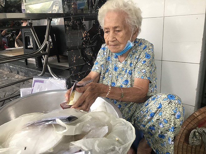 Cụ bà 93 tuổi và gánh xôi góc vỉa hè Sài Gòn: Chỉ cần đi bán là thấy khỏe người - 1