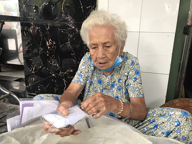 Cụ bà 93 tuổi và gánh xôi góc vỉa hè Sài Gòn: Chỉ cần đi bán là thấy khỏe người - 4