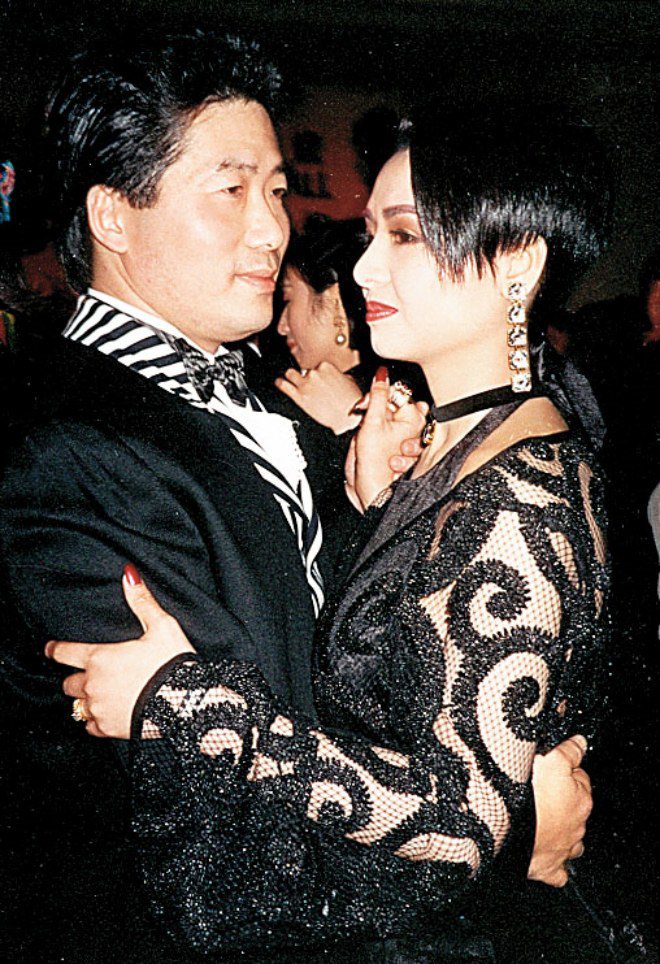 Từng mua bảo hiểm ngực 6 tỷ, siêu vòng 1 Hồng Kông nhường tài sản cho con riêng người tình - 9