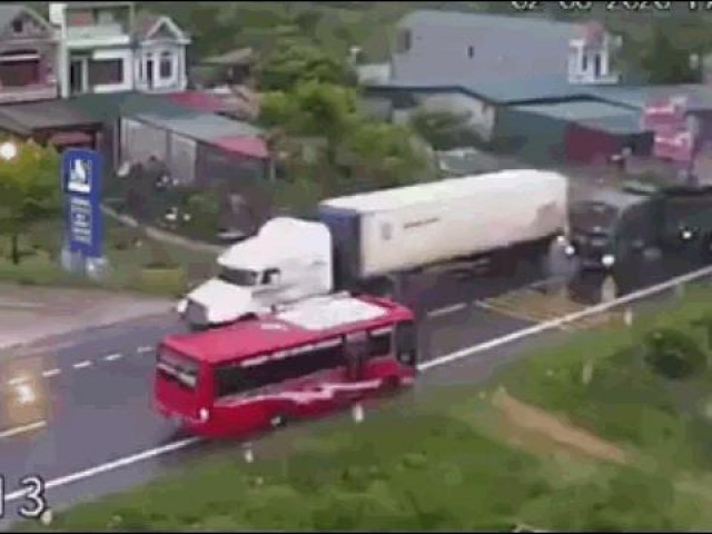 Clip Eva - Xe ben vượt ẩu ép xe khách lao xuống vệ đường, nhiều người thoát chết