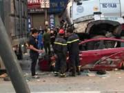 Tin tức - Tai nạn thảm khốc ở Hà Nội: Ôtô bị container đâm bẹp dúm từ phía sau, 3 người tử vong