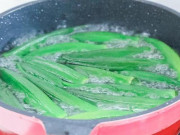 Bếp Eva - Muốn đậu bắp luôn xanh, không nhớt, khi luộc chị em đừng dại làm điều này