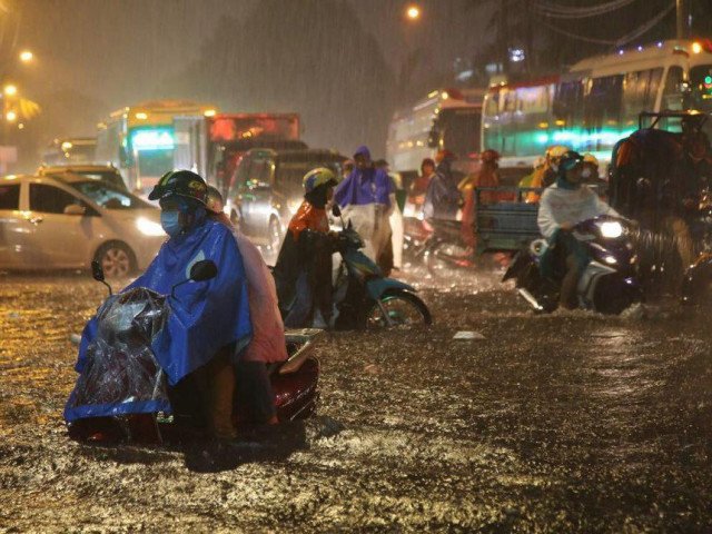 Đường phố Sài Gòn ngập kinh hoàng trong cơn mưa lớn nhất từ đầu năm