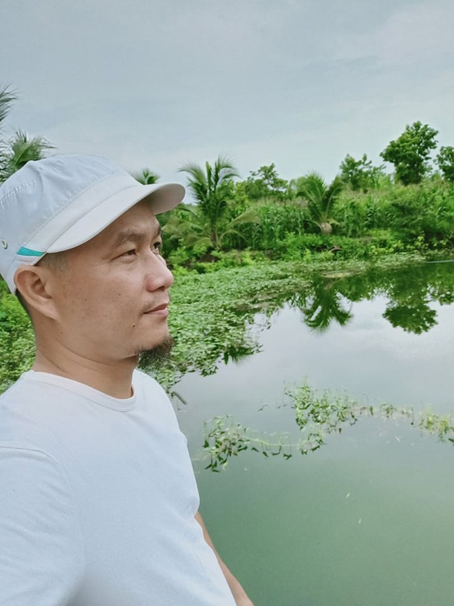 Người đàn ông xăm trổ ngồi bán rau kèm tấm bảng thông báo khiến tất cả tấm tắc khen ngợi - 3