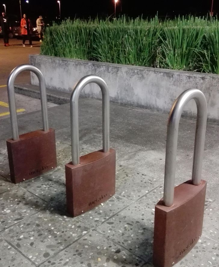 Bãi đỗ xe đạp có hình chìa khóa để nhắc nhở mọi người chớ quên khóa xe. 