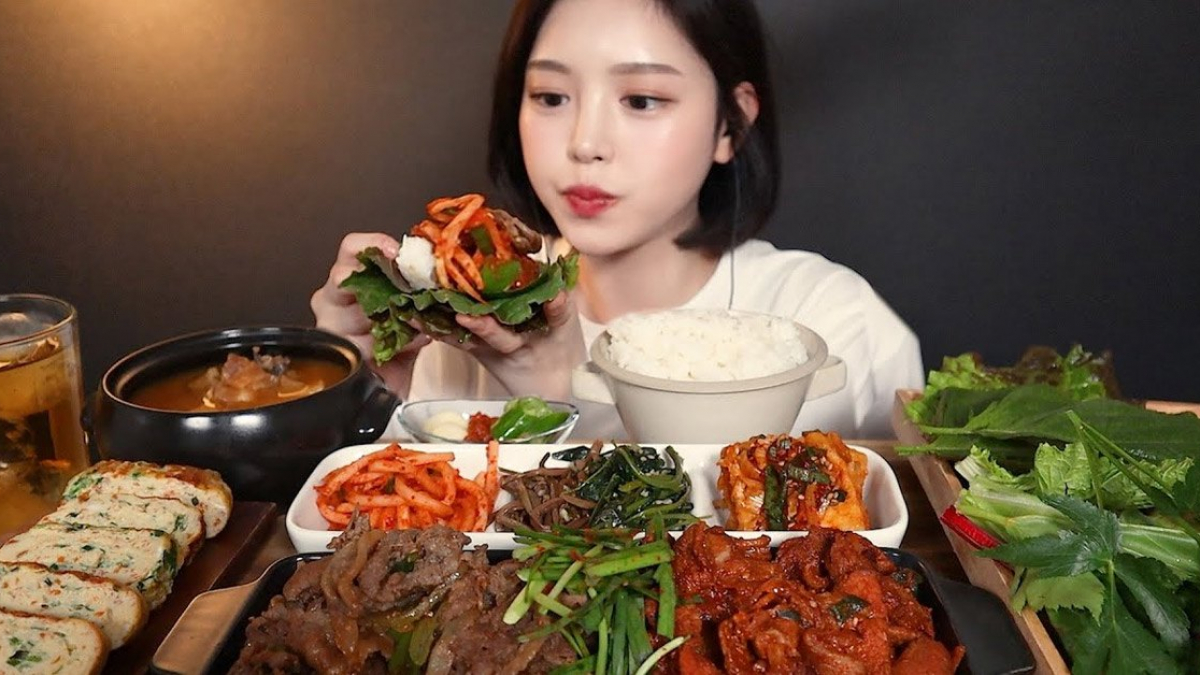 Thánh nữ mukbang xinh đẹp kiếm 4 tỷ/tháng bị dân mạng chỉ trích giả vờ ăn  rồi nhổ ra