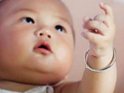 Làm mẹ - Cháu trai 4 tháng đeo lắc bạc bà mua thấy sáng tưởng khỏe, đi khám bà ân hận