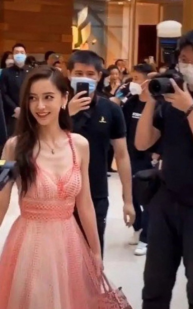 ngoi sao 24/7: angelababy bi lo anh that khi chup trom, nhin xuong phan co moi dang so - 1