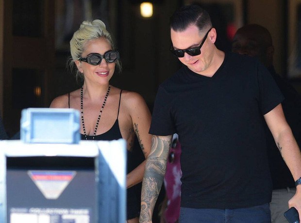 Ngôi sao 24/7: Angelababy bị lộ ảnh thật khi chụp trộm, nhìn xuống phần cổ mới đáng sợ - 3