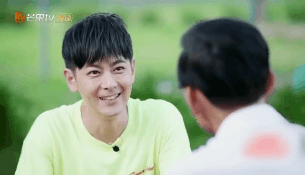 Ngôi sao 24/7: Angelababy bị lộ ảnh thật khi chụp trộm, nhìn xuống phần cổ mới đáng sợ - 8