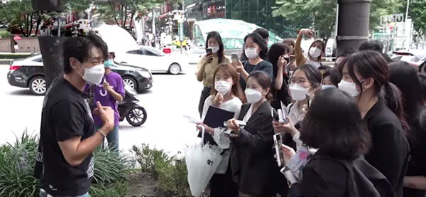 Ngôi sao 24/7: Angelababy bị lộ ảnh thật khi chụp trộm, nhìn xuống phần cổ mới đáng sợ - 9