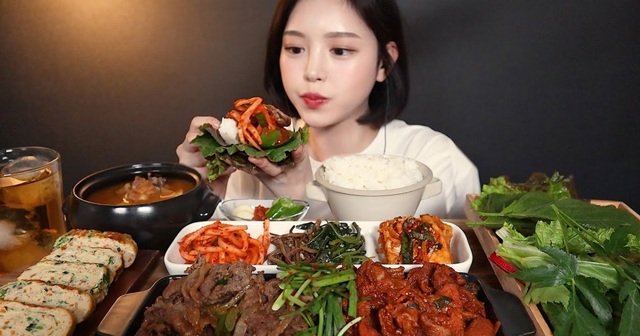 amp;#34;Thánh nữamp;#34; mukbang xinh đẹp kiếm 4 tỷ/tháng bị dân mạng chỉ trích giả vờ ăn rồi nhổ ra - 1